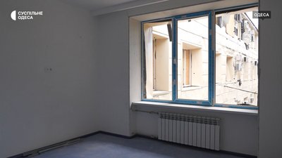 Замінили вікна, двері та ремонтують палати: як відновлюють пошкоджений пологовий будинок №5 в Одесі Замінили вікна, двері та ремонтують палати: як відновлюють пошкоджений пологовий будинок №5 в Одесі
