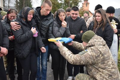 На Закарпатті попрощалися із загиблим прикордонником Іваном Довганичем На Закарпатті попрощалися із загиблим прикордонником Іваном Довганичем