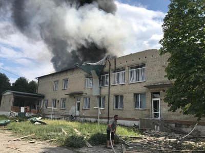 Зруйновано дитсадок і ринок — росіяни 21 травня вдарили КАБами по Золочеву на Харківщині Зруйновано дитсадок і ринок — росіяни 21 травня вдарили КАБами по Золочеву на Харківщині