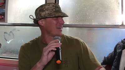 Поет Олександр Ірванець разом з пасажирами читав вірші у "патріотично-поетичному" тролейбусі Поет Олександр Ірванець разом з пасажирами читав вірші у "патріотично-поетичному" тролейбусі