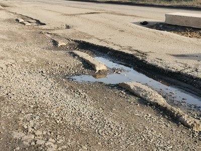 "Це – "візитівка": у Полтаві місцеві скаржаться на розбиту дорогу біля Київського вокзалу "Це – "візитівка": у Полтаві місцеві скаржаться на розбиту дорогу біля Київського вокзалу