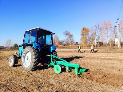 Конкурс з оранки на тракторах: у коледжі на Волині вперше відбувся агрочелендж Конкурс з оранки на тракторах: у коледжі на Волині вперше відбувся агрочелендж