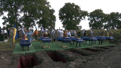 На Вінниччині поховали сімох невідомих захисників України На Вінниччині поховали сімох невідомих захисників України