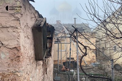 Вибило вікна, згорнулися в гармошку двері: фото наслідків нічної атаки БпЛА на Одесу Вибило вікна, згорнулися в гармошку двері: фото наслідків нічної атаки БпЛА на Одесу