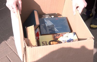 Черкаські студенти здають російськомовні книги на макулатуру
