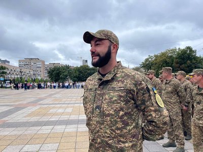"Я давав присягу під цим прапором": у Черкасах нацгвардієць освідчився коханій у День Прапора