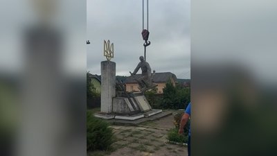 радянський пам'ятник, декомунізація, Крилос, Івано-Франківщина радянський пам'ятник, декомунізація, Крилос, Івано-Франківщина