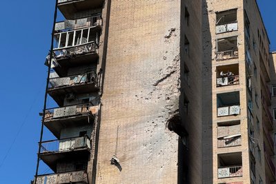 «Думала, помираю». Містяни розказали, як бомби били по 14-поверхівці в Краматорську «Думала, помираю». Містяни розказали, як бомби били по 14-поверхівці в Краматорську