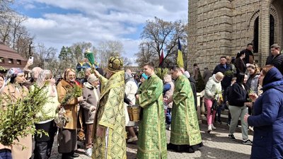 "Це велике свято": у Черкасах містяни освятили вербу