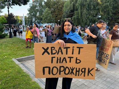 "Федоров — міністр МО": у Дніпрі другий день мітингують проти відставки очільника Міноборони "Федоров — міністр МО": у Дніпрі другий день мітингують проти відставки очільника Міноборони