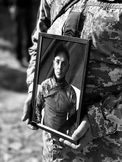 Загинув на Луганщині: на Черкащині попрощалися з 28-річним воїном Загинув на Луганщині: на Черкащині попрощалися з 28-річним воїном