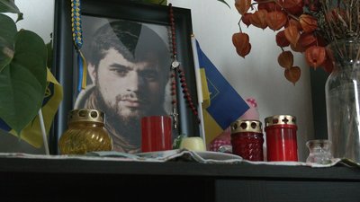 "Бабцю, Україна буде все одно". Репортаж із села Бовшів на Франківщині, де зростав Герой України на позивний Да Вінчі "Бабцю, Україна буде все одно". Репортаж із села Бовшів на Франківщині, де зростав Герой України на позивний Да Вінчі