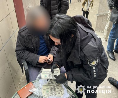 17 тисяч доларів за звільнення від служби: на Одещині повідомили про підозру посадовцю та його спільнику 17 тисяч доларів за звільнення від служби: на Одещині повідомили про підозру посадовцю та його спільнику