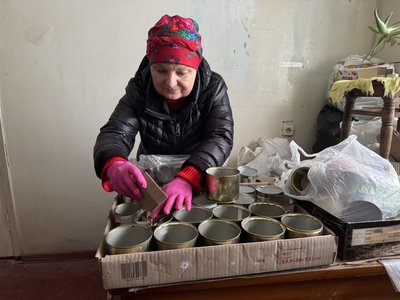 "Мріємо, щоб не було потрібне": родина із Решетилівської громади виготовляє окопні свічки для воїнів "Мріємо, щоб не було потрібне": родина із Решетилівської громади виготовляє окопні свічки для воїнів