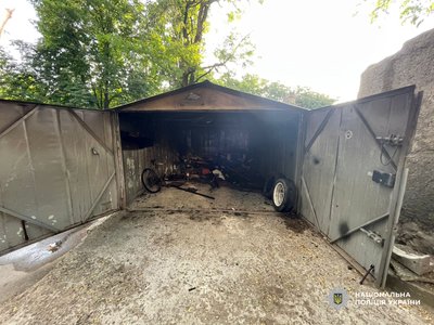 Згоріли сміттєві баки, зазнали пошкоджень гараж і автівка: пенсіонерку з Одеси підозрюють у підпалі Згоріли сміттєві баки, зазнали пошкоджень гараж і автівка: пенсіонерку з Одеси підозрюють у підпалі