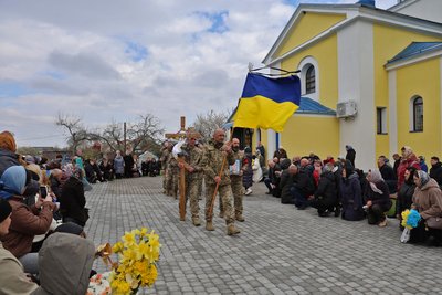 Луцька громада провела в останню дорогу 30-річного військового Анатолія Бекаса Луцька громада провела в останню дорогу 30-річного військового Анатолія Бекаса