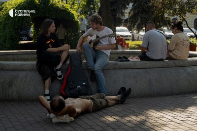 молодь відпочиває біля фонтана на Контрактовій площі у Києві 13 липня 2024 року, спека у Києві молодь відпочиває біля фонтана на Контрактовій площі у Києві 13 липня 2024 року, спека у Києві