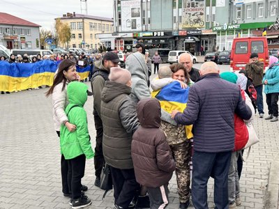 Зустріли звільненого з полону в Корці Зустріли звільненого з полону в Корці