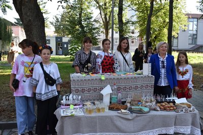 У Звягелі на благодійному ярмарку зібрали понад 100 тисяч гривень на допомогу ЗСУ У Звягелі на благодійному ярмарку зібрали понад 100 тисяч гривень на допомогу ЗСУ