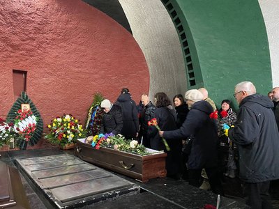 "Виконував свої обов'язки на фронті на всі 100%": у Києві попрощалися з загиблим на війні режисером Віктором Ониськом "Виконував свої обов'язки на фронті на всі 100%": у Києві попрощалися з загиблим на війні режисером Віктором Ониськом