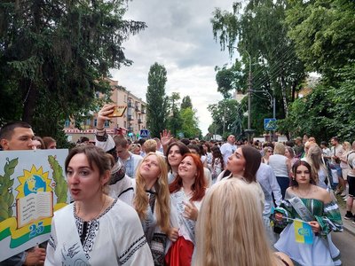 "Марш подяки": фоторепортаж з ходи випускників у Черкасах "Марш подяки": фоторепортаж з ходи випускників у Черкасах