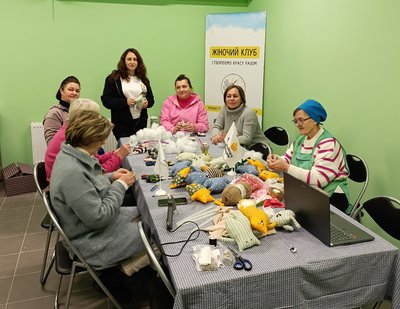Жінки у "Жіночому клубі" шиють котиків Жінки у "Жіночому клубі" шиють котиків