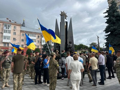 У Житомирі вшанували пам’ять закатованих і загиблих у російському полоні У Житомирі вшанували пам’ять закатованих і загиблих у російському полоні