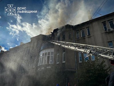 Під час пожежі у Бродах на Львівщині рятувальники винесли із квартири чоловіка Під час пожежі у Бродах на Львівщині рятувальники винесли із квартири чоловіка