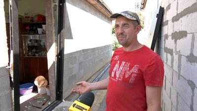 "Вибухом знесло двері": жителі приватного сектору в Луцьку оговтуються після ранкового обстрілу РФ "Вибухом знесло двері": жителі приватного сектору в Луцьку оговтуються після ранкового обстрілу РФ