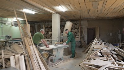 70% роботи виконують вручну: як батько із сином розвивають столярну справу у Бахмачі на Чернігівщині 70% роботи виконують вручну: як батько із сином розвивають столярну справу у Бахмачі на Чернігівщині