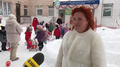 Діти ліплять снігові фортеці на подвір'ях своїх дитсадків у Рівному Діти ліплять снігові фортеці на подвір'ях своїх дитсадків у Рівному