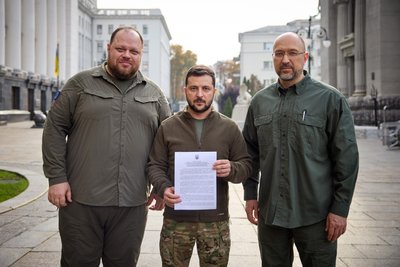 Володимир Зеленський, Руслан Стефанчук та Денис Шмигаль підписали заявку на вступ України в НАТО Володимир Зеленський, Руслан Стефанчук та Денис Шмигаль підписали заявку на вступ України в НАТО