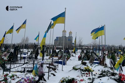 На військовому секторі кладовища в Одесі хоронять загиблих на фронті На військовому секторі кладовища в Одесі хоронять загиблих на фронті