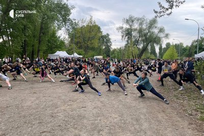У Києві відбувся благодійний забіг до Дня народження "Азову" У Києві відбувся благодійний забіг до Дня народження "Азову"