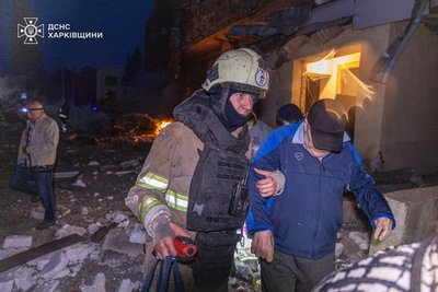 Працівник ДСНС допомагає евакуювати людей з пошкодженого будинку на Салтівці у Харкові після атаки дронів 12 червня 2025 року Працівник ДСНС допомагає евакуювати людей з пошкодженого будинку на Салтівці у Харкові після атаки дронів 12 червня 2025 року