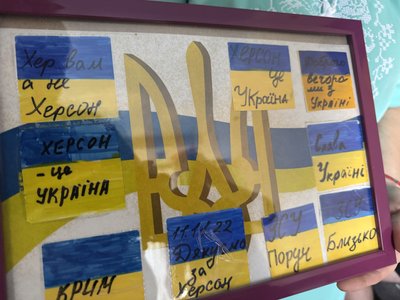 Патріотичні наліпки, які родина Ірини Бабенко розклеювала по місту під час окупації Патріотичні наліпки, які родина Ірини Бабенко розклеювала по місту під час окупації