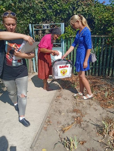 Подворовий обхід, зброя, спам-розсилки: як на псевдовиборах та ТОТ Херсонщини роблять "високу явку" Подворовий обхід, зброя, спам-розсилки: як на псевдовиборах та ТОТ Херсонщини роблять "високу явку"