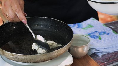 «Перейняла від мами і бабусі»: як на Рівненщині готують пісні пиріжки «лисички» «Перейняла від мами і бабусі»: як на Рівненщині готують пісні пиріжки «лисички»