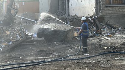 У Миколаєві триває демонтаж аварійної частини корпусу університету імені Сухомлинського У Миколаєві триває демонтаж аварійної частини корпусу університету імені Сухомлинського