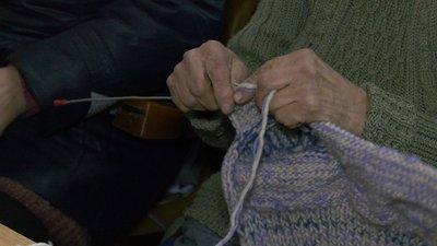 На Вінниччині волонтери шиють для оборонців подушки-бублики, килимки та шкарпетки На Вінниччині волонтери шиють для оборонців подушки-бублики, килимки та шкарпетки