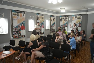 Історії 13 українців, які постраждали від двох режимів. У Херсоні відкрили виставку "Комунізм=рашизм" Історії 13 українців, які постраждали від двох режимів. У Херсоні відкрили виставку "Комунізм=рашизм"