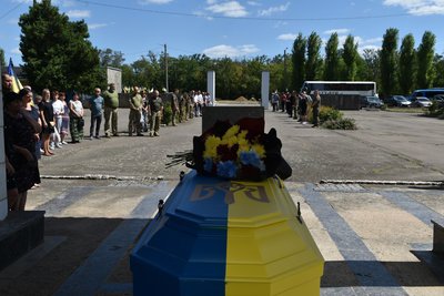 На Миколаївщині провели в останню путь солдата Анатолія Пасічника На Миколаївщині провели в останню путь солдата Анатолія Пасічника