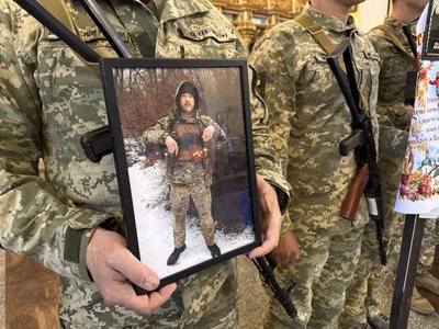 У Полтаві попрощались із чотирма воїнами, які полягли обороняючи Україну У Полтаві попрощались із чотирма воїнами, які полягли обороняючи Україну