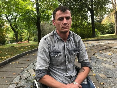 Ветеран російсько-української війни з Житомирщини без обох ніг їздить на автомобілі Ветеран російсько-української війни з Житомирщини без обох ніг їздить на автомобілі