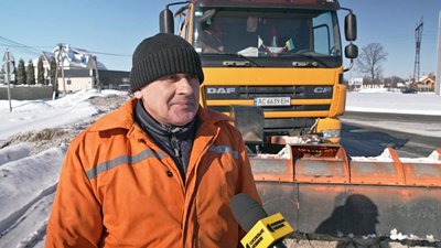 "Років п’ять не було такої зими": як розчищають дороги від снігу в Луцькому районі "Років п’ять не було такої зими": як розчищають дороги від снігу в Луцькому районі