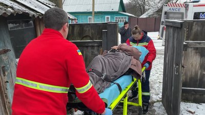 Як евакуйовують маломобільних людей з Семенівки, що на Чернігівщині Як евакуйовують маломобільних людей з Семенівки, що на Чернігівщині