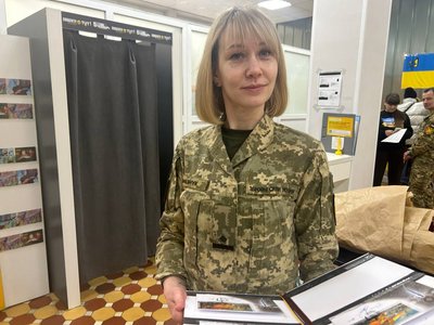 У Житомирі погасили марку "Мечем і волею" до четвертої річниці повномасштабної війни У Житомирі погасили марку "Мечем і волею" до четвертої річниці повномасштабної війни