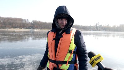 "Кайф зимової риболовлі в адреналіні": як у Рівному рибалять на озері та чи безпечно це "Кайф зимової риболовлі в адреналіні": як у Рівному рибалять на озері та чи безпечно це