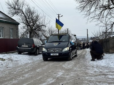 На Черкащині попрощалися із бійцем Василем Іщенком На Черкащині попрощалися із бійцем Василем Іщенком