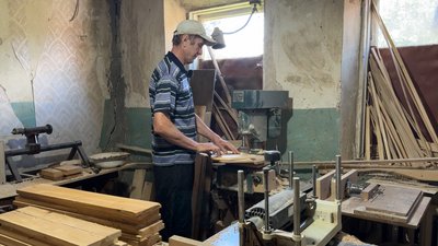 «Дерево під фарбу ховати — це гріх»: історія столяра з Чернігівщини Ігоря Литвиненка